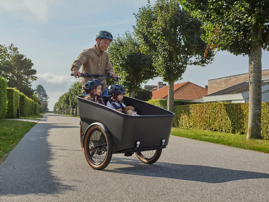 Familia en una bici de carga Humber