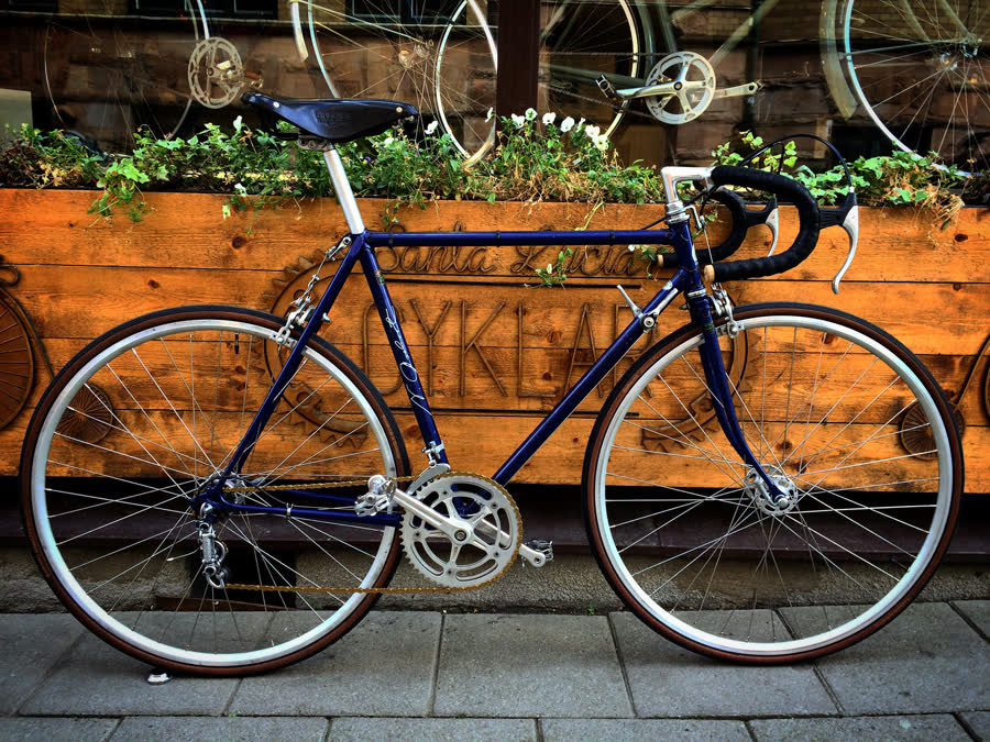 Bici de carreras restaurada frente al taller en Malmö